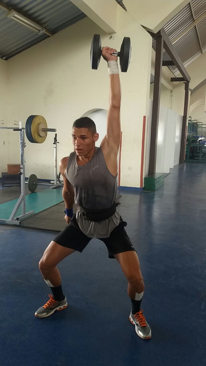 Carlos Eduardo, atleta do Arremesso de Peso, categoria sub 20 em treinamento no CNTA-RJ